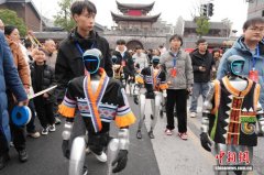 张家界非遗民俗闹元宵 展千年